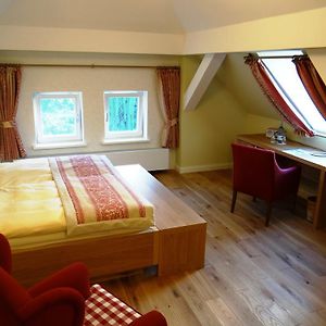 Zimmer mit Kingsize-Bett